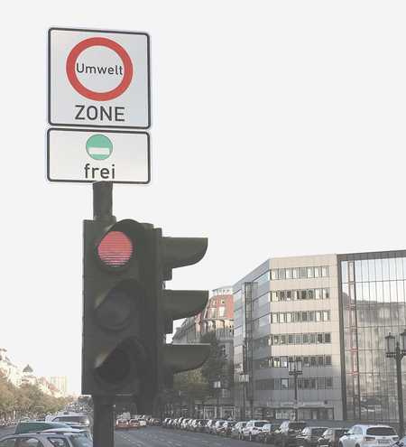 Road sign indicating the Umweltzone in 'Berlin' that is mounted on traffic lights.